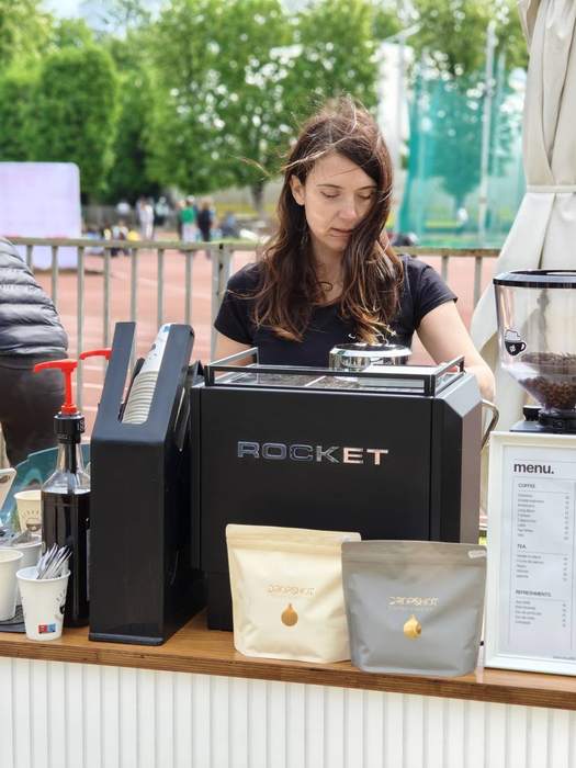 Barista pregătind cafea la un eveniment sportiv în aer liber
